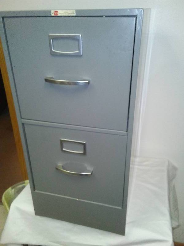 lot 32 image: 2 Drawer Metal File Cabinet