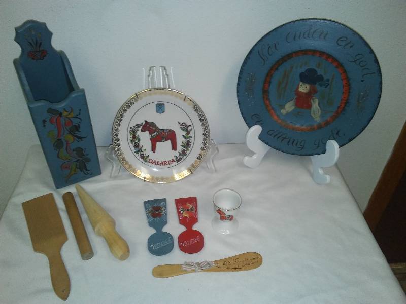 lot 55 image: Scandinavian Lot, hand painted folk art, Dala Horse and more