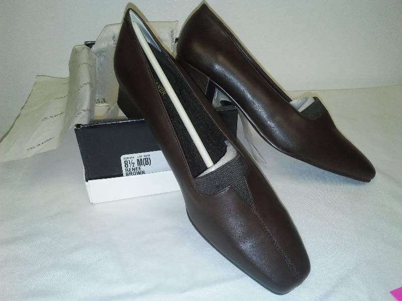 lot 61 image: Liz Baker, womens shoe NEW IN BOX, Size 8.5M (B) Renee Brown