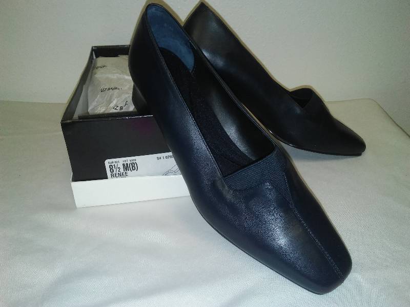 lot 62 image: Liz Baker, womens shoe NEW IN BOX, Size 8.5M (B) Renee Navy