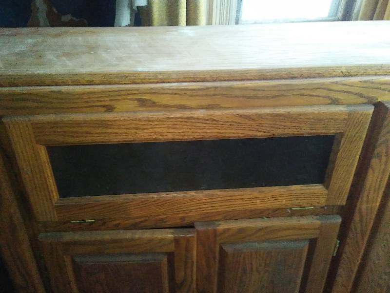 lot 81 image: Wood Cabinet- Medium Oak.
