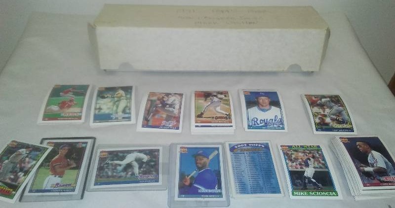 lot 104 image: 1991 Topps MLB Baseball Cards, about 650,