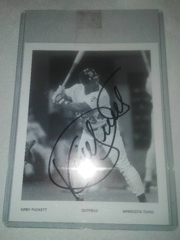 lot 114 image: Kirby Puckett autographed Black and White Photo,