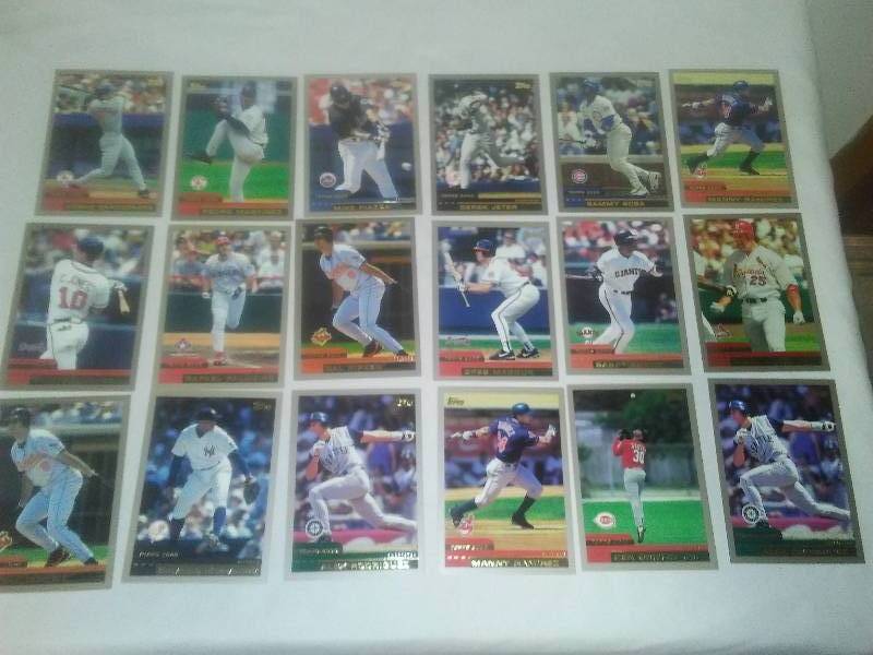 lot 116 image: 18 Oversized Topps 2000 MLB Baseball Card Limited Edition, 3.5 x 5 inch.