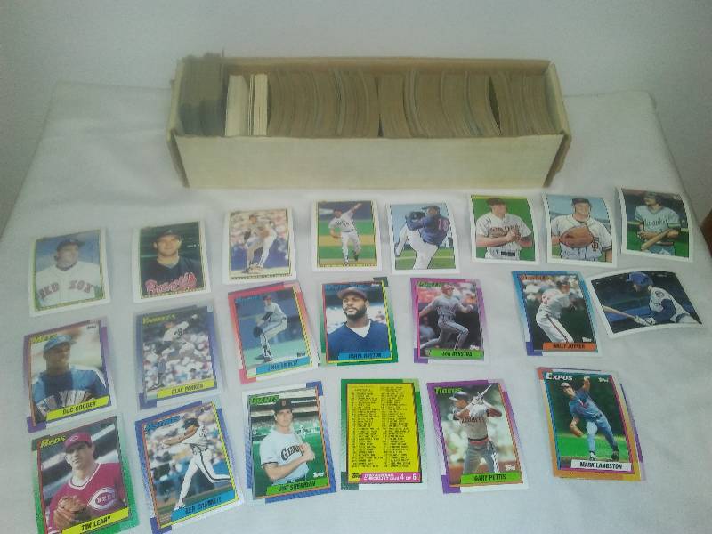 lot 118 image: 600 Topps 1990 MLB Baseball Cards, 100 Bowman 1990 and puzzle pieces.