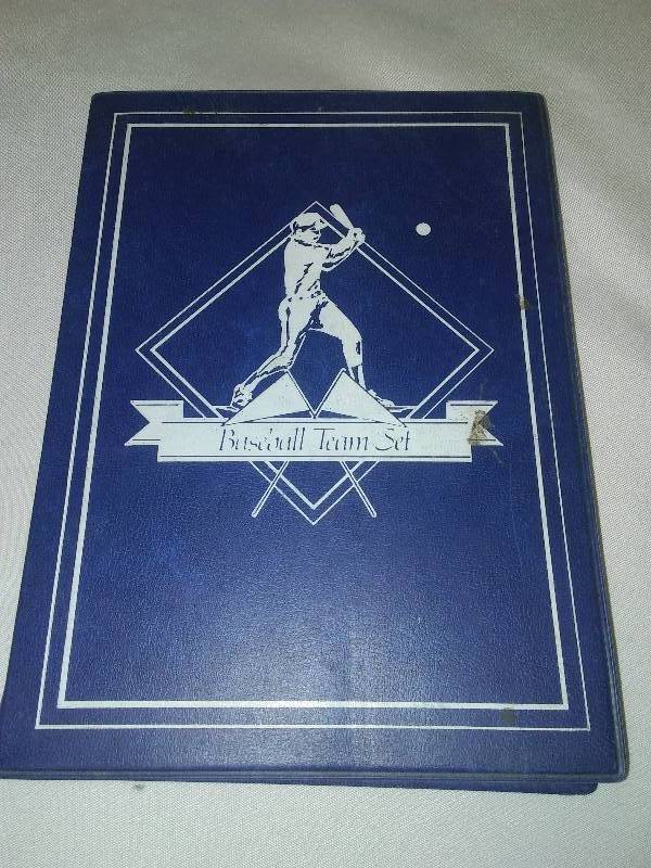 lot 136 image: Collector Book of MLB Baseball Stars, Piazza, Welch, Mattingly, Bo, Puckett