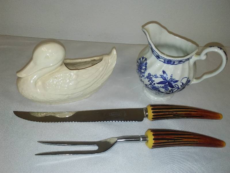 lot 141 image: Johnson Brother creamer, Hull Duck, Parker and Sons Ivory Handle Carving Set,