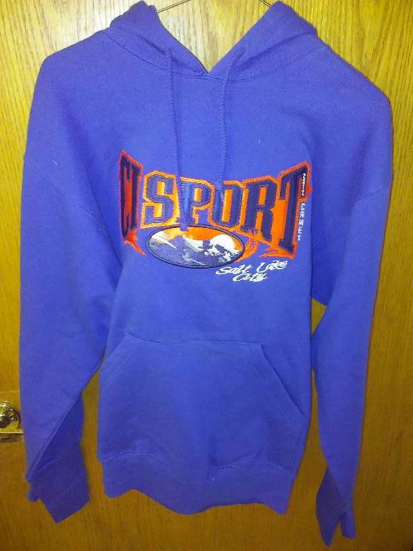 lot 148 image: NEW CI Sport Adult Small Hoodie Sweatshirt with hand pouch,