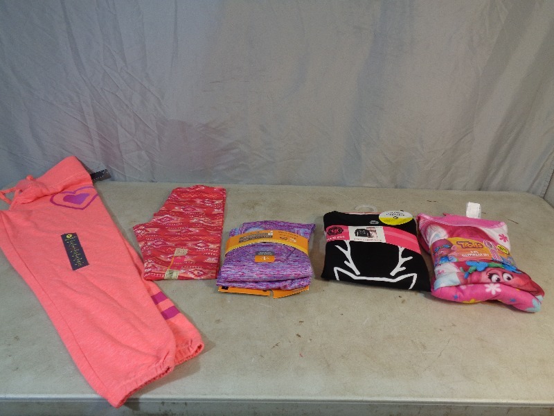 lot 28 image: New Girls Clothing