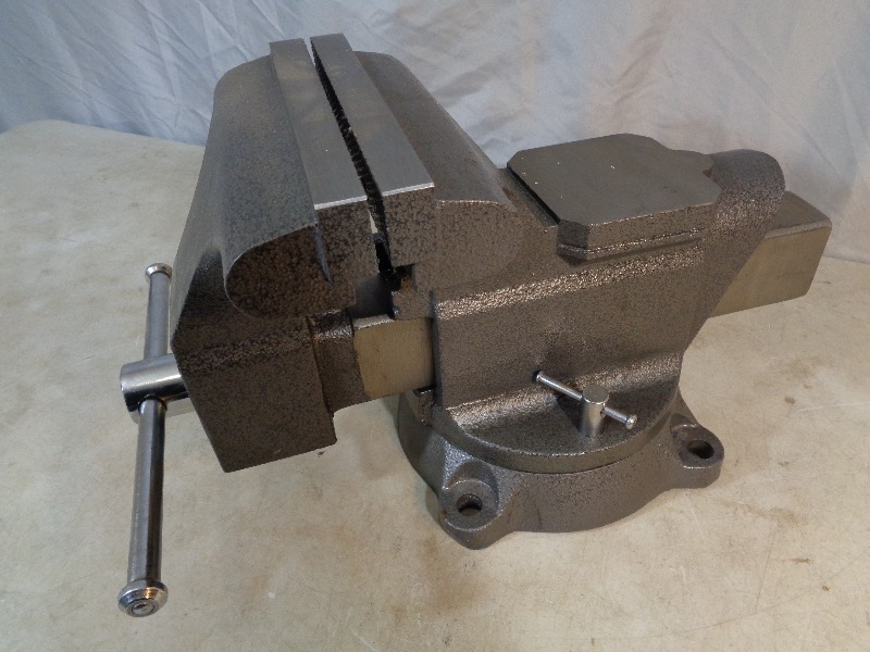 lot 4 image: Brand New Giant Bench Vise