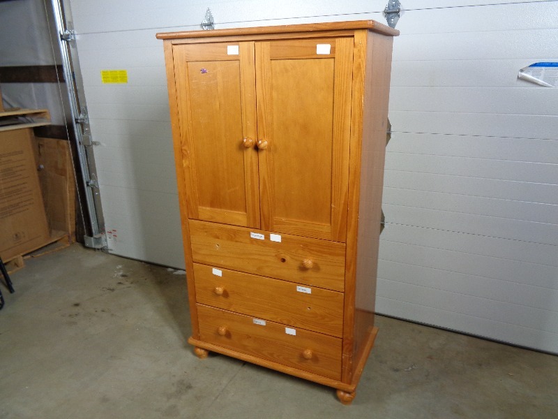 lot 123 image: Armoire
