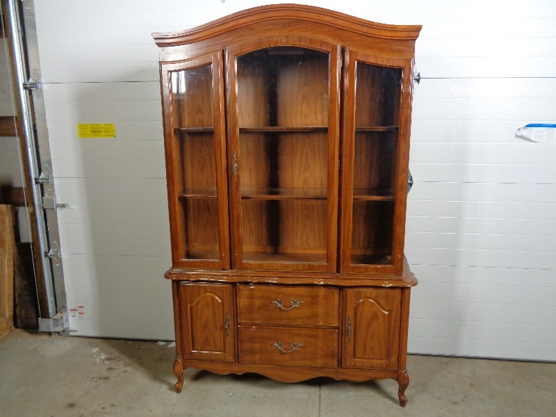 lot 124 image: 2 Piece Hutch