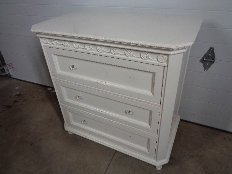 lot 127 image: 3 Drawer Chest