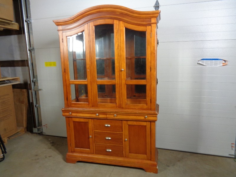 lot 128 image: Large 2 Piece Hutch
