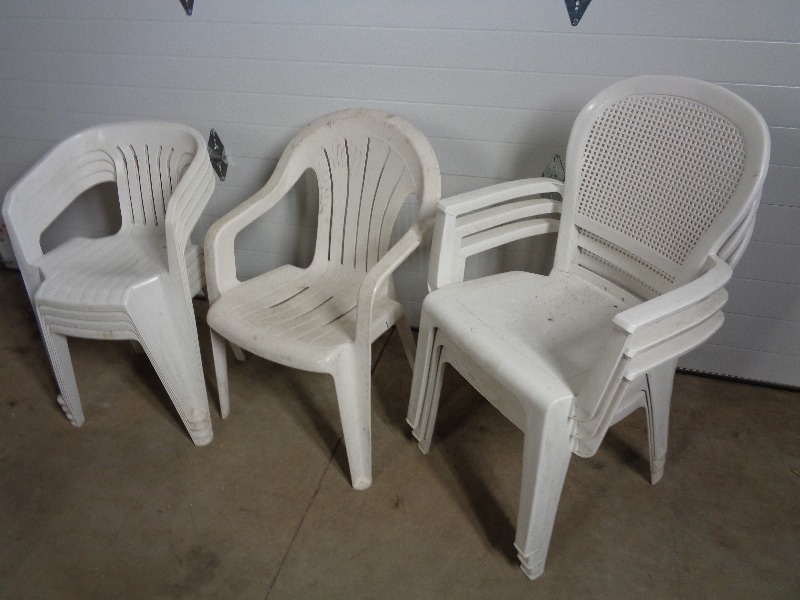lot 143 image: 8 Plastic Lawn Chairs