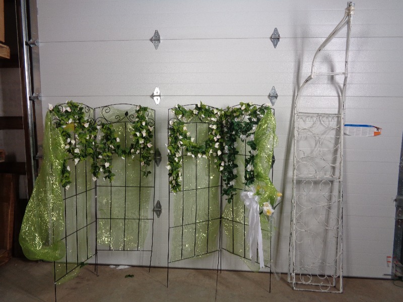 lot 147 image: Metal Arch and Decorative Background
