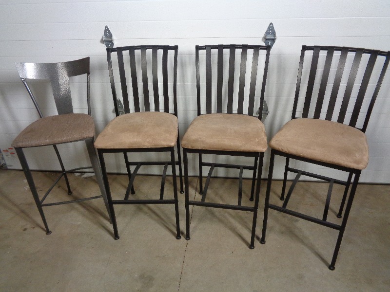 lot 150 image: Assorted Bar Stools