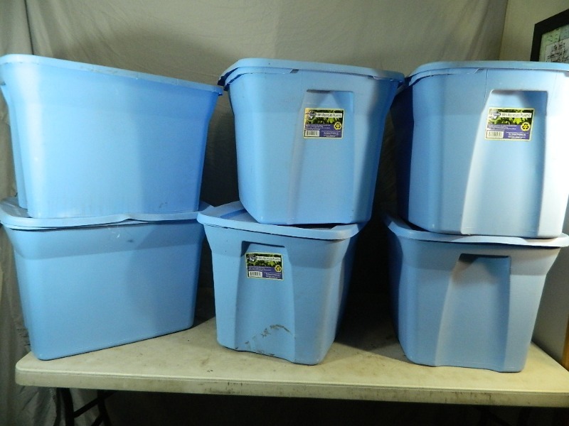 lot 81 image: 6 Matching Totes with Lids