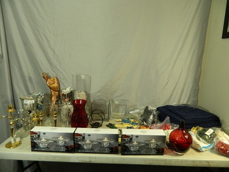 lot 112 image: Crystal, Vases, Balloons, and More