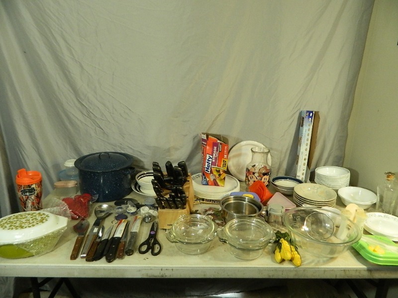 lot 115 image: Tupperware, Knife Block, More