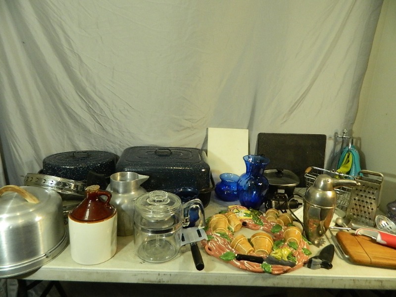 lot 118 image: Roaster Pans, Electric Potato Peeler, More
