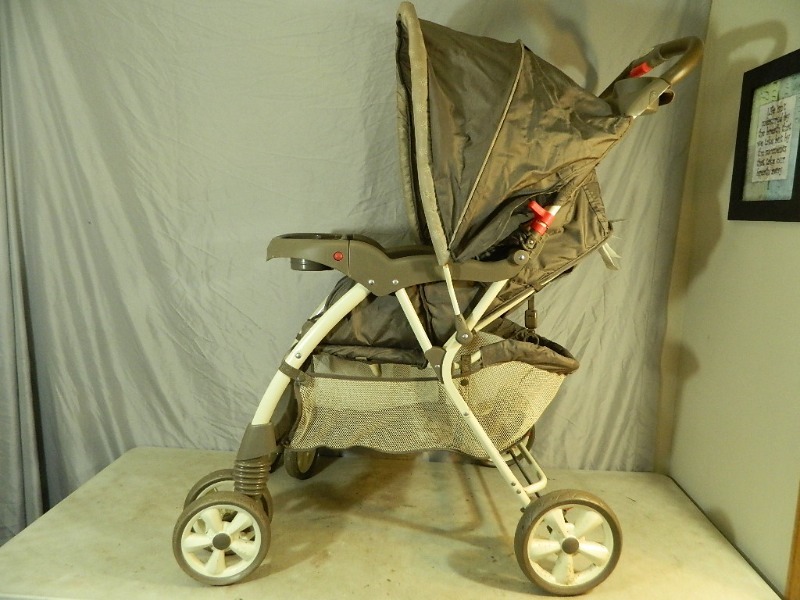 lot 182 image: Baby Trend Stroller