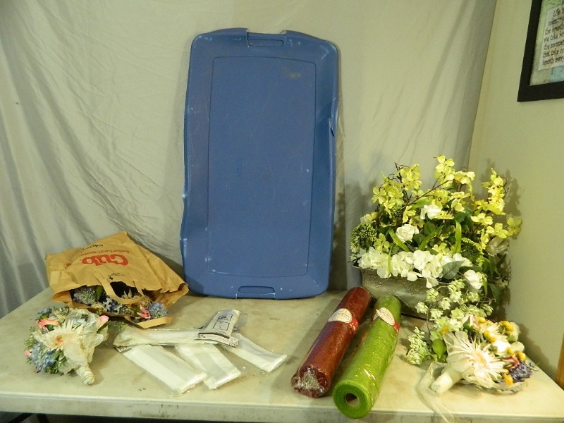 lot 184 image: Large Tote Full of Wedding Decor and Flowers