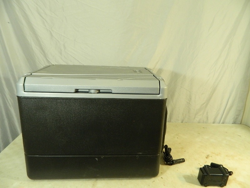 lot 185 image: Nice Coleman Ice-Less 12 Volt Cooler