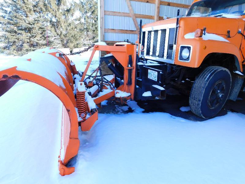 lot 2 image: 1989 S2500 International Dump Plow Truck With Wing Plow and Salt Spreader