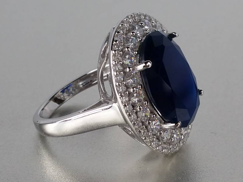 lot 5 image: Sapphire Estate Ring