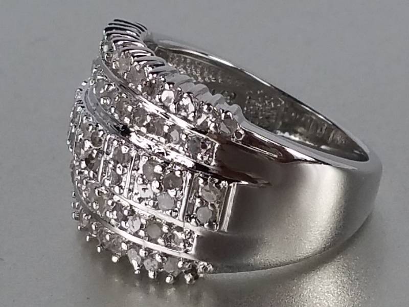lot 8 image: Diamond Ring