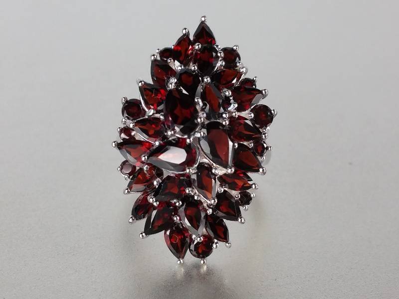 lot 11 image: Garnet Ring