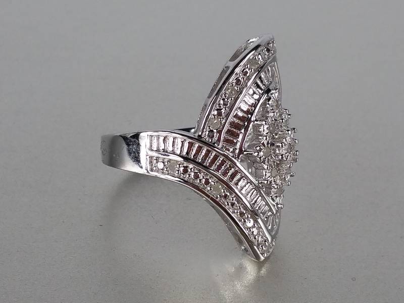 lot 14 image: Diamond Cluster Ring