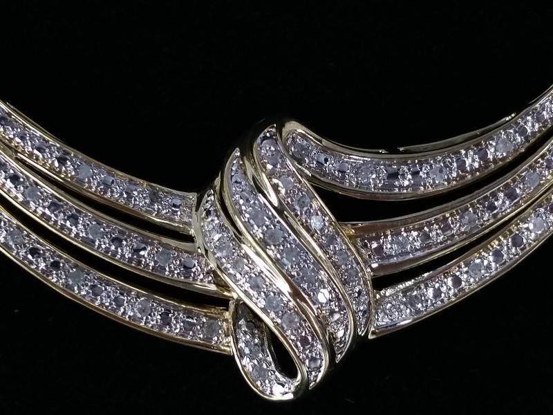 lot 17 image: Diamond Necklace
