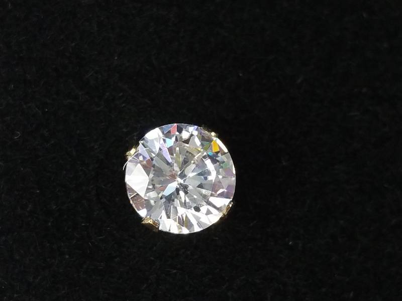 lot 18 image: White Sapphire Earrings