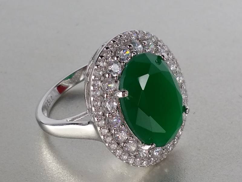 lot 19 image: Emerald Dinner Ring