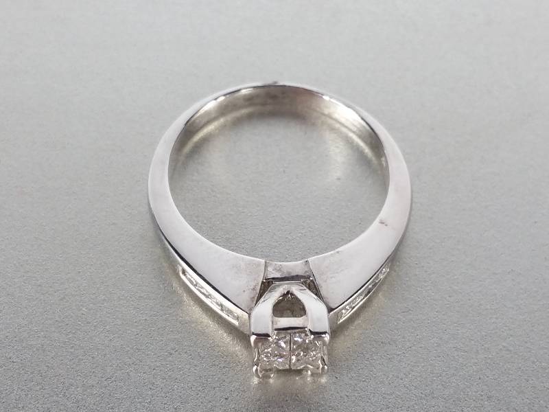 lot 20A image: 14k Gold Diamond Estate Ring