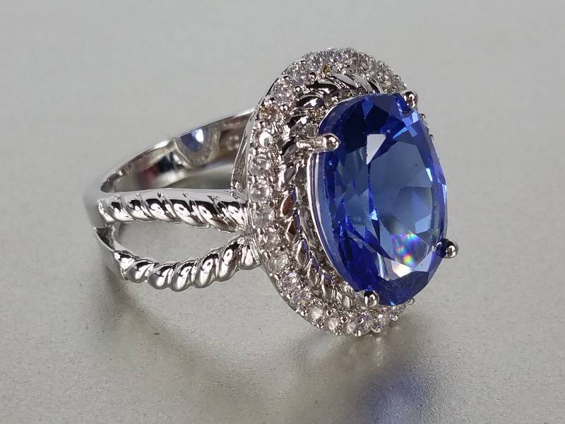 lot 21 image: Harry Winston Tanzanite Ring
