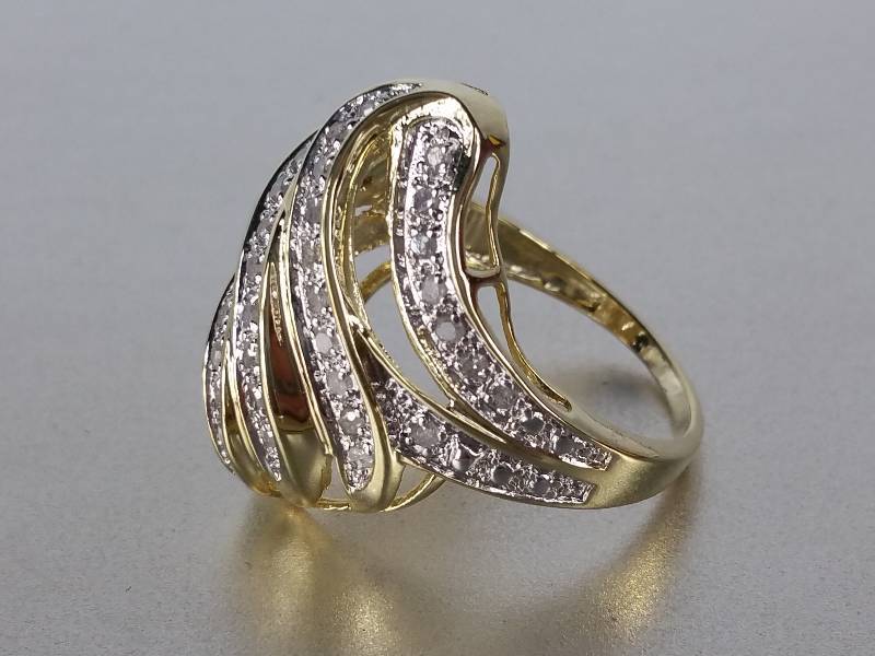 lot 22 image: Diamond Dinner Ring