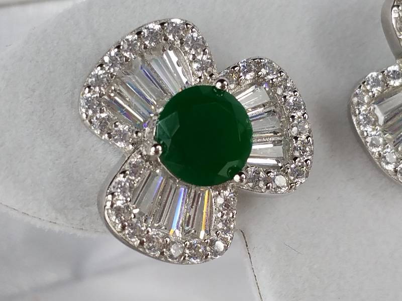lot 25 image: Emerald Earrings