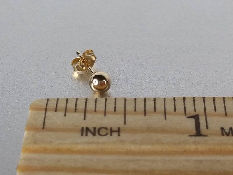 lot 30 image: 14kt Gold Earrings