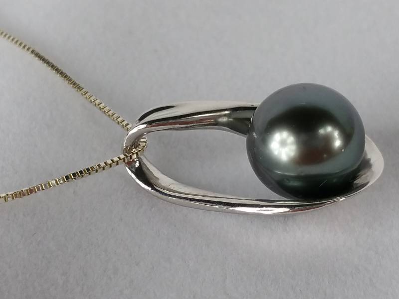 lot 30C image: Tahitian Black Pearl Necklace
