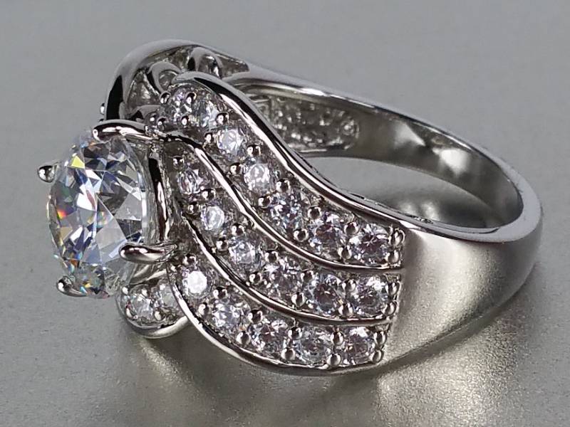 lot 34 image: White Sapphire Estate Ring