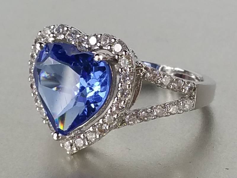 lot 36 image: Tanzanite Heart Ring