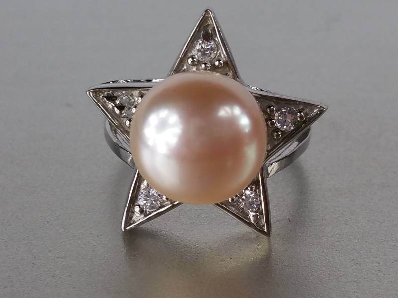 lot 40 image: Pearl Estate Ring