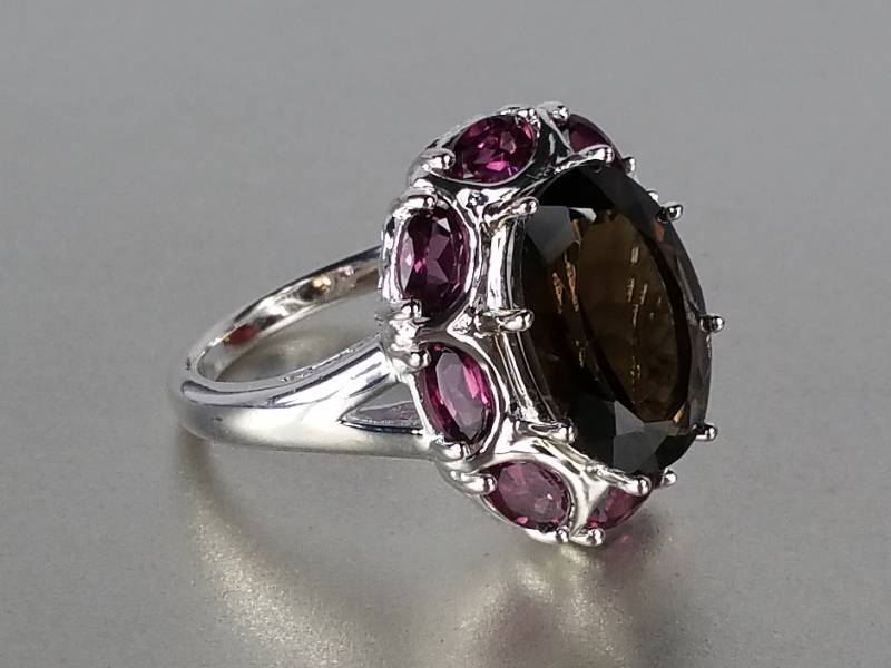 lot 44 image: Smokey Topaz and Amethyst Ring