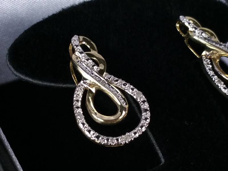 lot 49 image: Diamond Estate Earrings
