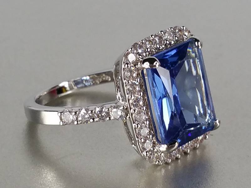 lot 50 image: Tanzanite Dinner Ring