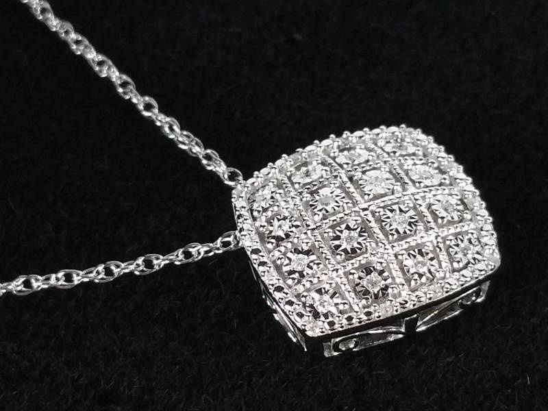 lot 54 image: Diamond Estate Necklace