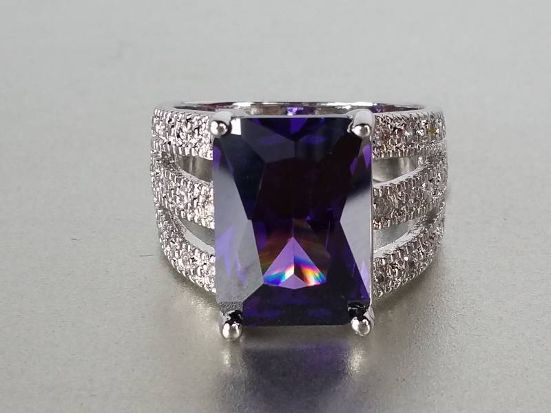 lot 59 image: Amethyst Dinner Ring